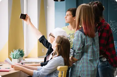 Bildet viser en gruppe ungdommer som tar en selfie