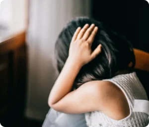 Barn med angst og frykt sitter med hendene over hodet – illustrasjon av barndomsangst og bekymringer.
