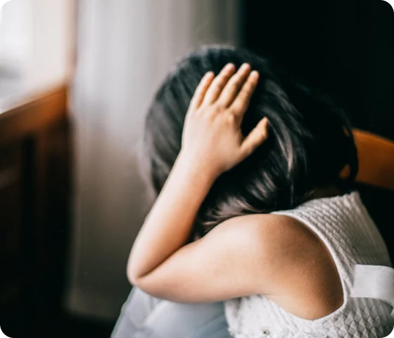 Barn med angst og frykt sitter med hendene over hodet – illustrasjon av barndomsangst og bekymringer.