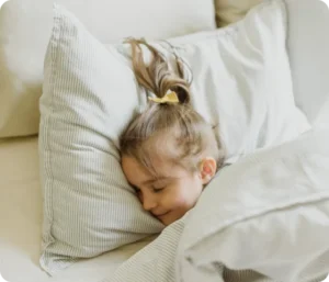 Barn som sover fredelig i sengen, illustrasjon av søvnens betydning for psykisk helse
