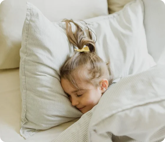 Barn som sover fredelig i sengen, illustrasjon av søvnens betydning for psykisk helse