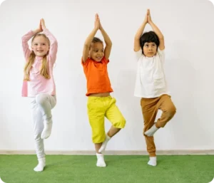 Barn som gjør yogaøvelser sammen for å styrke fysisk form og forebygge psykiske lidelser hos barn.